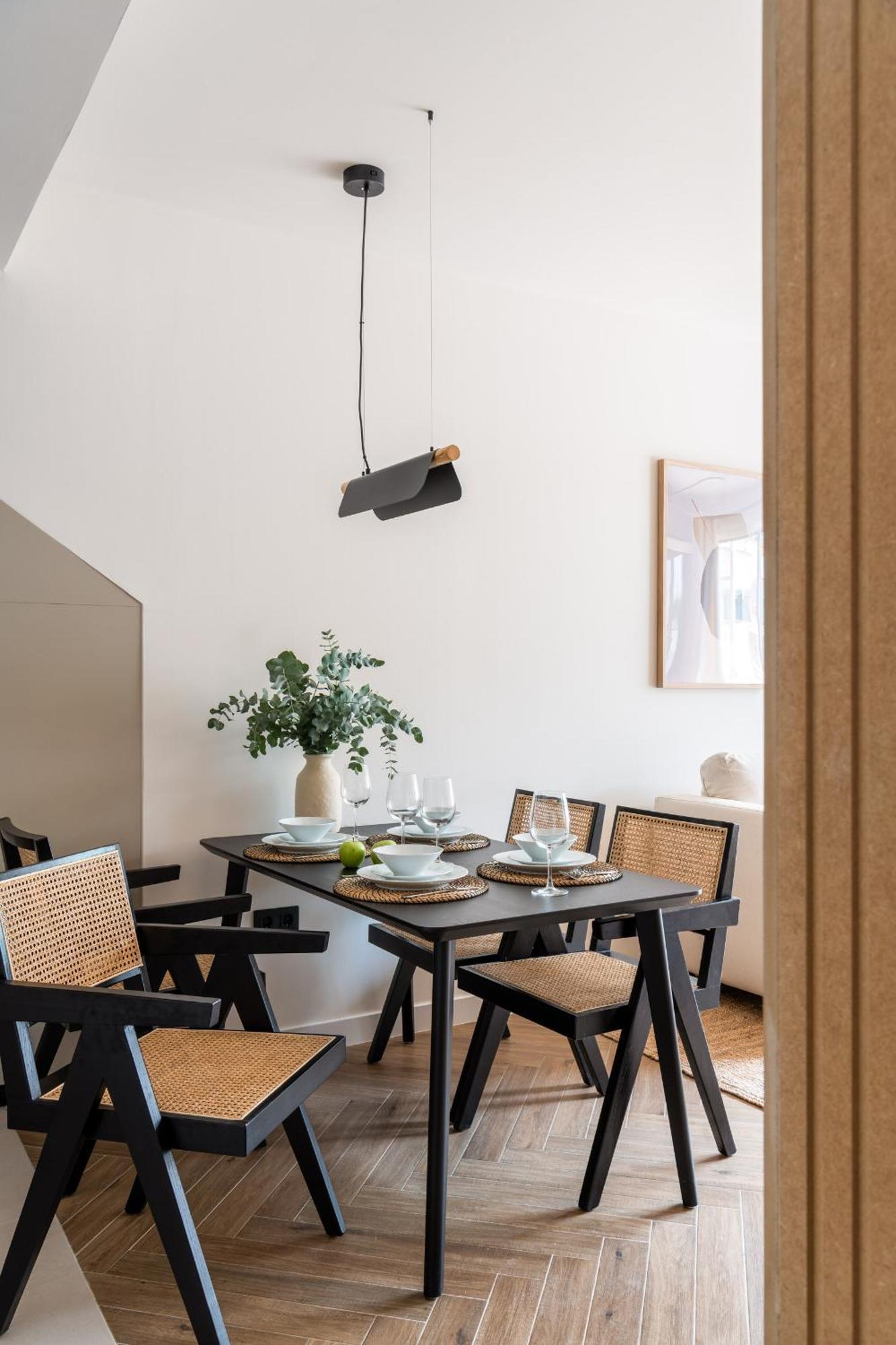Robles With Jacuzzi And Private Parking Apartment Seville